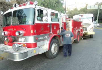 Choca urbano contra camión de Bomberos