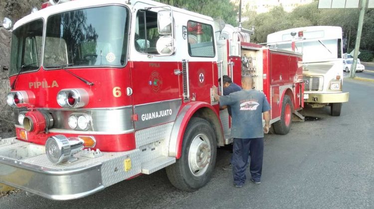 Choca urbano contra camión de Bomberos