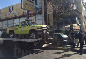 Camioneta de Bomberos choca contra un microbús