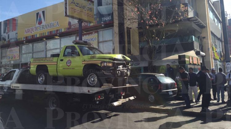 Camioneta de Bomberos choca contra un microbús