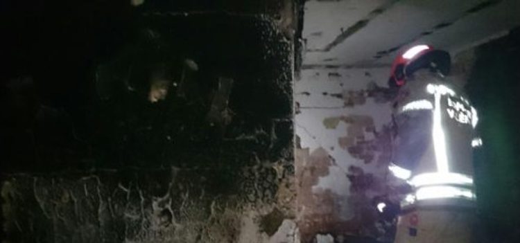 Dos bomberos heridos al arder una vivienda en Valencia