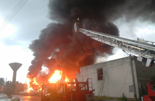 Un bombero resultó afectado por el voraz incendio