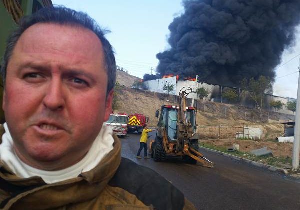 Dos bomberos heridos en incendio de fábrica
