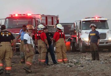 Batallan los bomberos contra fuego en vertedero de Vega Baja