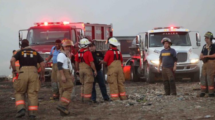 Batallan los bomberos contra fuego en vertedero de Vega Baja
