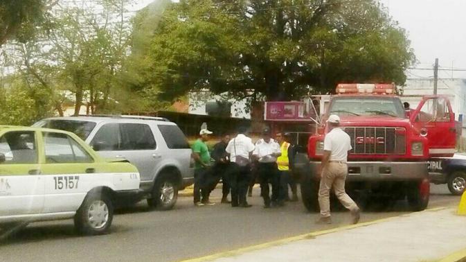 Carro bomba colisiona contra un taxi