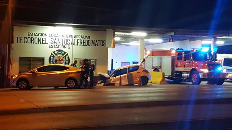 Sargento resulta herido tras colisión entre dos autos en cuartel de bomberos