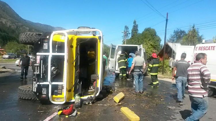 Vuelca una unidad de bomberos