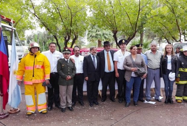 Bomberos chilenos entregaron donaciones a sus pares de Ullum