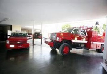Dos vehículos reciben de Bomberos de Nuevo León