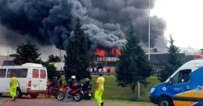 Feroz incendio en depósito de colchones en Castelar