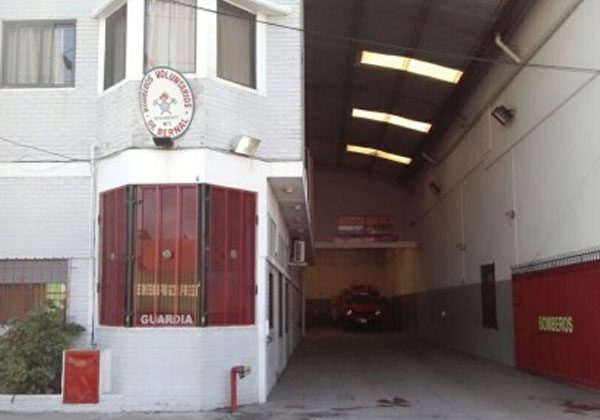 Atacan y destrozan un cuartel de bomberos en Bernal
