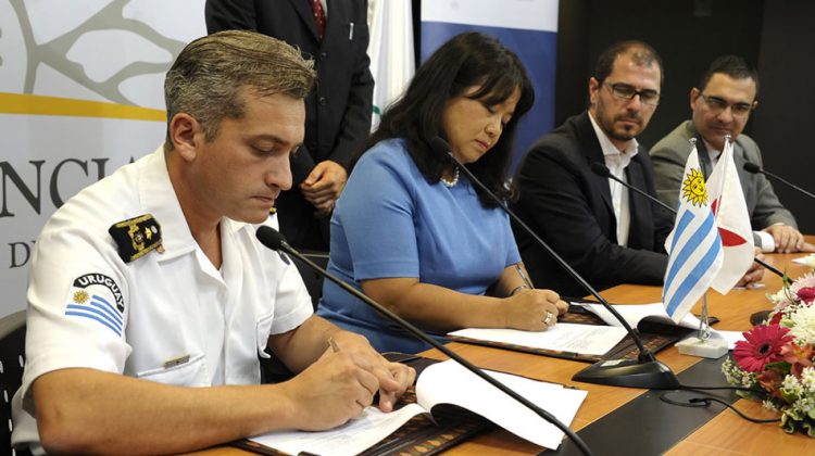 Japón dona a Uruguay cuatro vehículos de bomberos