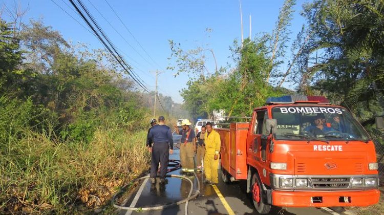 Ocho bomberos lesionados tras labor de apagar incendios