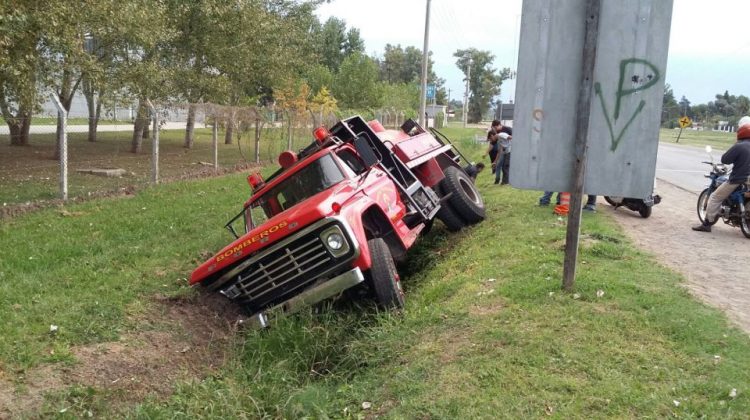 Un camión de bomberos de Lujan cayó a una zanja en la ruta 5
