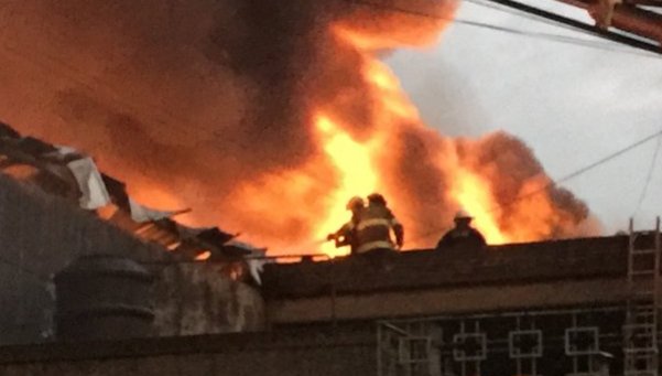 30 dotaciones de bomberos en incendio en galpón