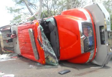 Cuatro bomberos heridos tras vuelco de carro de extinción