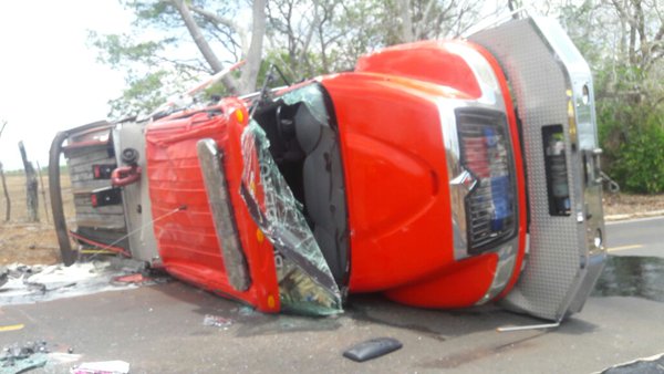 Cuatro bomberos heridos tras vuelco de carro de extinción
