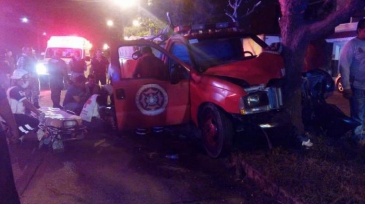 Camión de Bomberos se impactó contra un árbol