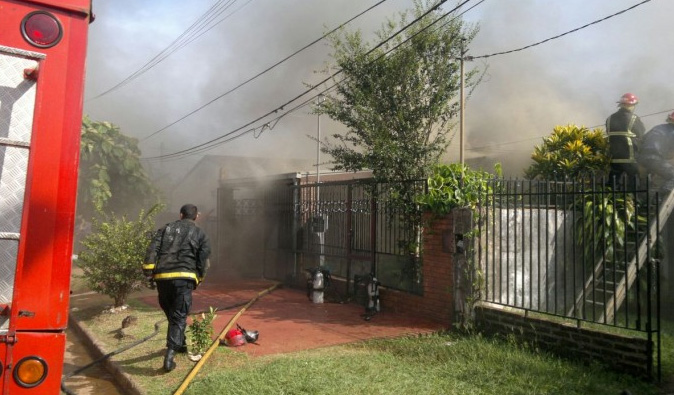 Bombero resultó herido mientras controlaba incendio