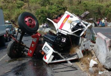 Dos bomberos voluntarios mueren al chocar su unidad