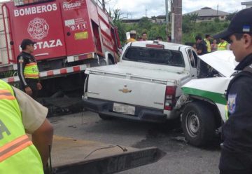 Una motobomba de bomberos choca contra cuatro autos en Puyo