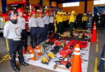 Vehículos y equipos reciben bomberos en Nariño