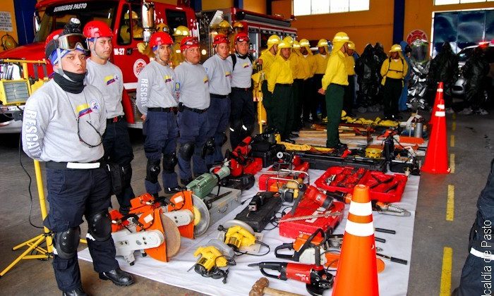 Vehículos y equipos reciben bomberos en Nariño