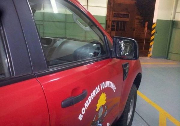Atacan a piedrazos a móvil de bomberos de Mercedes