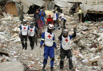 Bomberos colombianos critican los trabajos de rescate en Ecuador