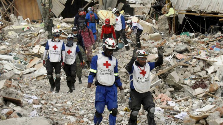 Bomberos colombianos critican los trabajos de rescate en Ecuador