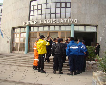 Intimaciones con cartas documentos a dos cuarteles de bomberos voluntarios