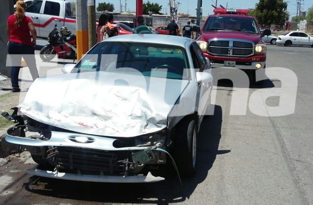 Sedán se impacta contra unidad de bomberos