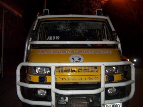 Incendiaron una casa y luego atacaron a los bomberos