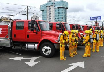 Bomberos de Santo Domingo colaboran en Ecuador