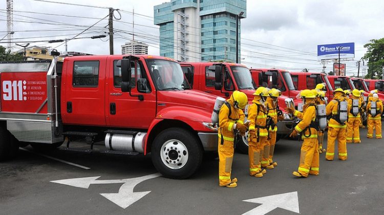 Bomberos de Santo Domingo colaboran en Ecuador