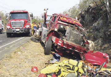 Dos bomberos resultan heridos tras vuelco de unidad