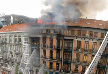 Muere un bombero al derrumbarse un edificio incendiado en Oviedo