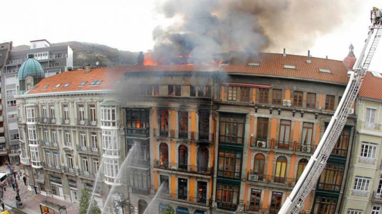 Muere un bombero al derrumbarse un edificio incendiado en Oviedo