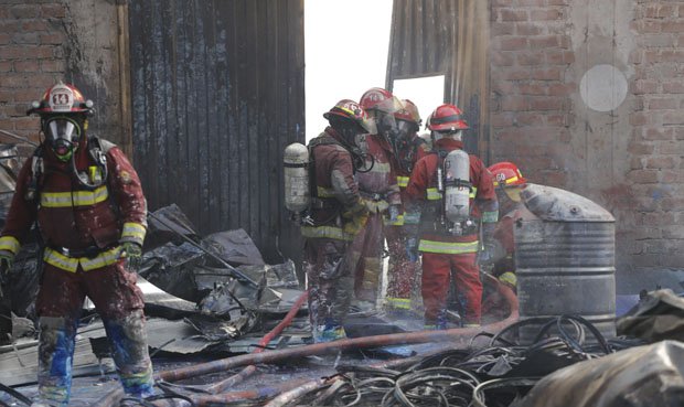 Dos bomberos heridos en incendio de fábrica de plásticos