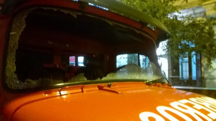 Piedrazo a una autobomba camino a un incendio