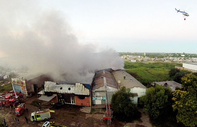 Voraz incendio en dos galpones ubicado en la zona de El Triángulo