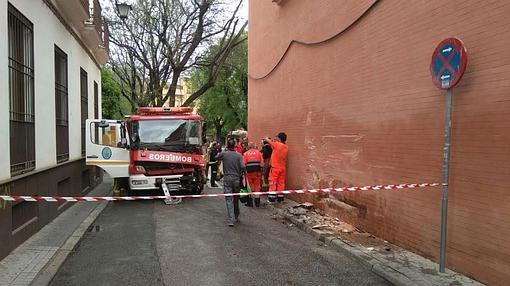 Choca camión de Bomberos contra la iglesia de Santa Catalina