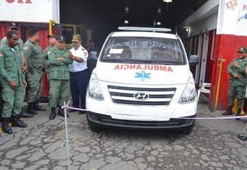 Autoridades entregan ambulancia al cuerpo de Bomberos SFM