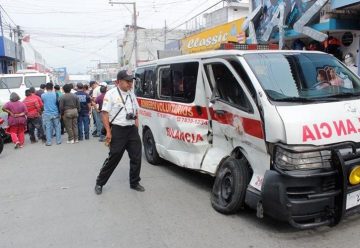 Un camión chocó contra una ambulancia de bomberos