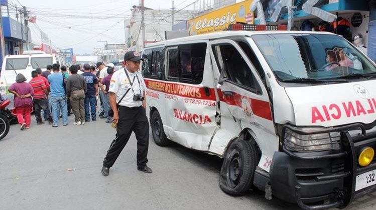 Un camión chocó contra una ambulancia de bomberos