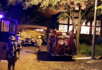 Un bombero voluntario herido en voraz incendio