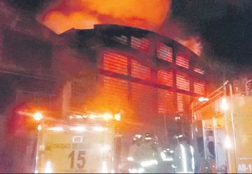 Incendio de gran magnitud consume varios depósitos de planta industrial en Capiatá