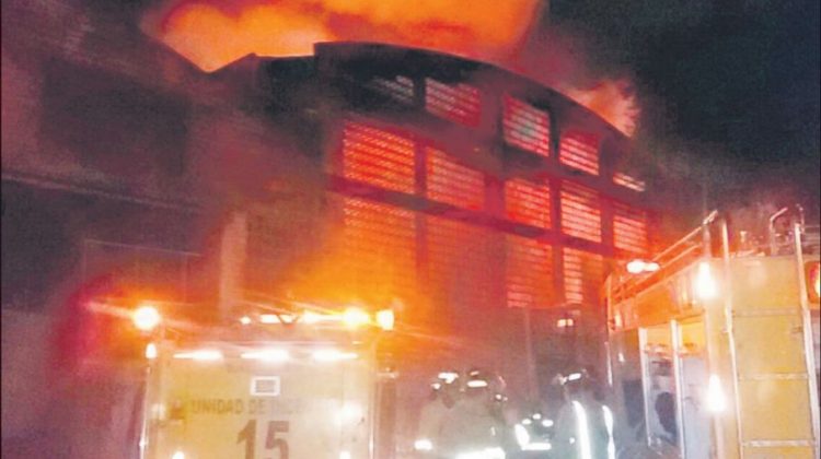 Incendio de gran magnitud consume varios depósitos de planta industrial en Capiatá