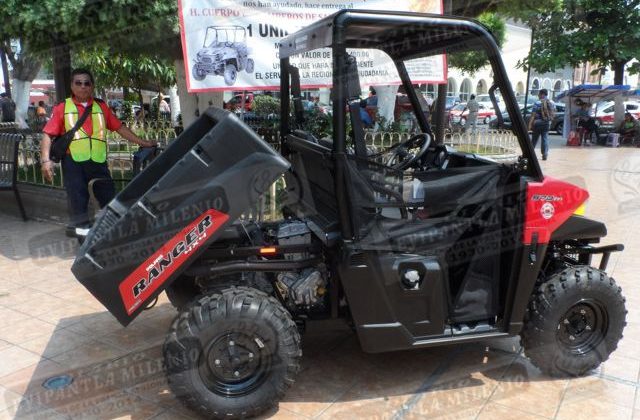 Donan vehículo todoterreno a Bomberos de San Andrés Tuxtla